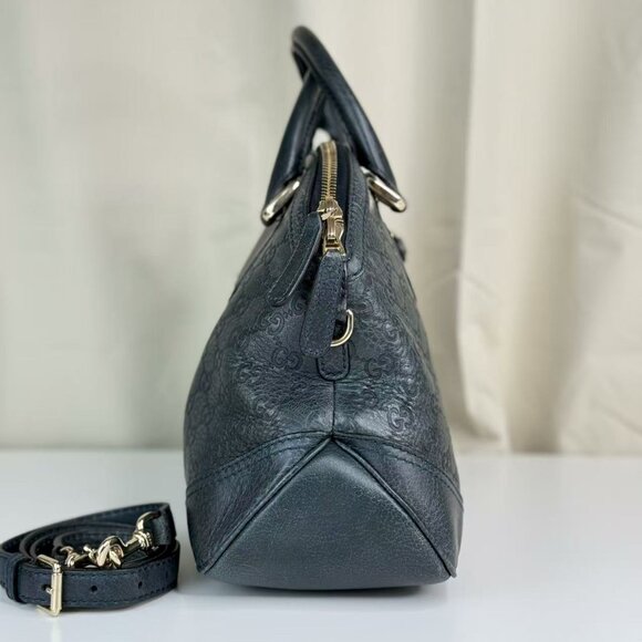 Gucci GG Logo Printed Black Leather Shoulder Bag with Classic Design - Picture 4 of 10